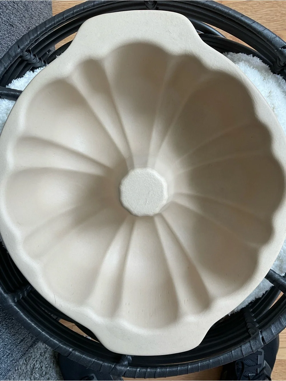The Pampered Chef Family Heritage Fluted Stoneware Bundt Cake Pan, 10”
